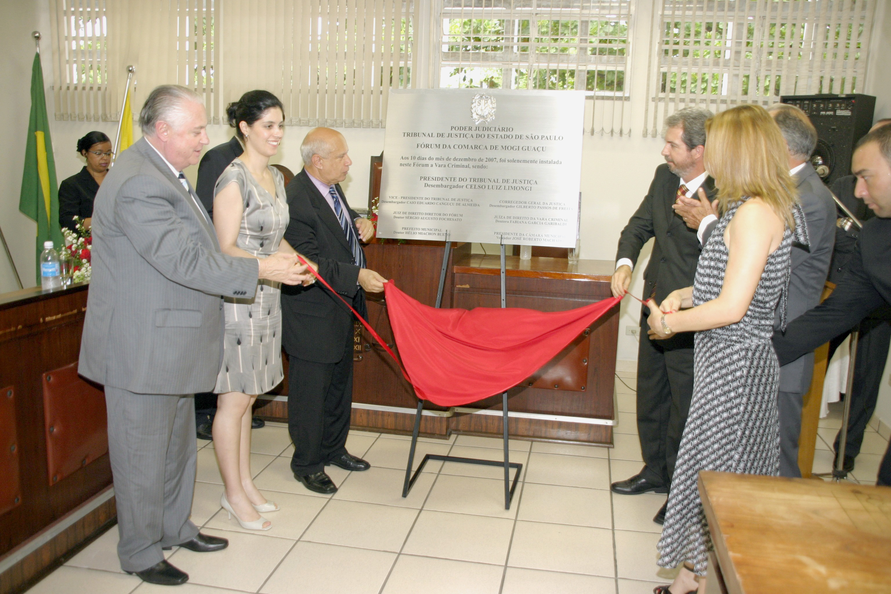 Barros Munhoz descerra placa de inaugurao da 4 Vara Judicial<a style='float:right;color:#ccc' href='https://www3.al.sp.gov.br/repositorio/noticia/03-2008/BARROS MUNHOS 4 VARA.jpg' target=_blank><i class='bi bi-zoom-in'></i> Clique para ver a imagem </a>